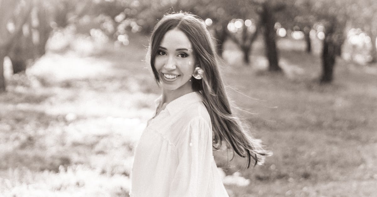 femme joyeuse dans une foret doux soleil ton sepia
