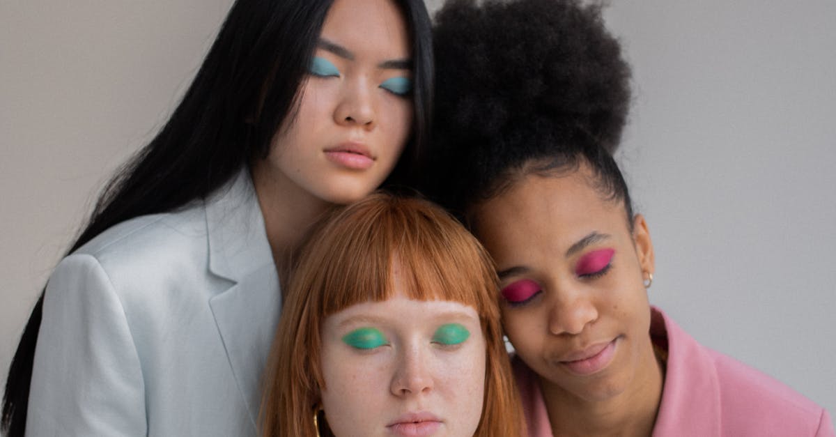 femmes multiethniques sereines aux yeux fermes
