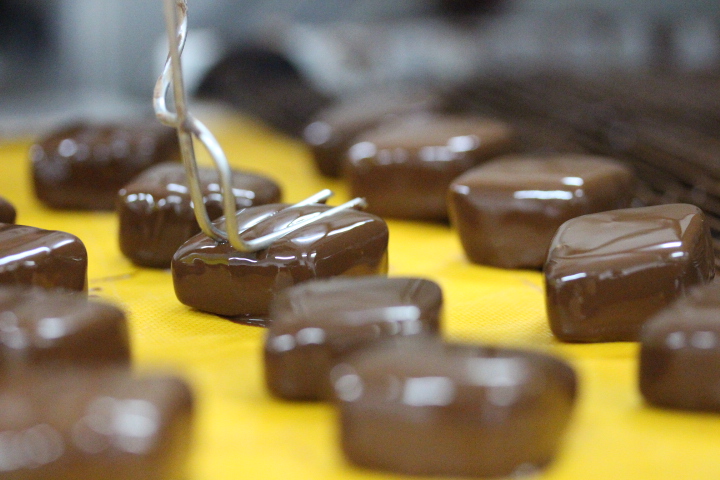 AMBIANCE - PRODUCTION - BONBONS CHOCOLAT ENROBAGE (4)