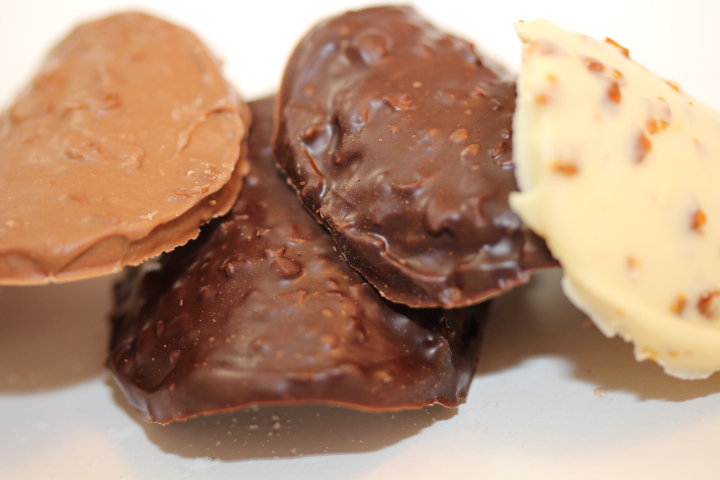 319 - TUILES CHOCOLAT ASSORTIS ECLATS DE CARAMEL DISIGNY (2)