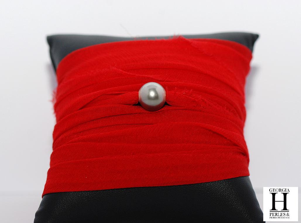 Bracelet manchette soie rouge et perle de tahiti (4)