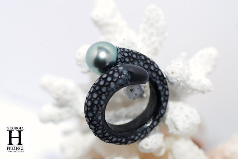 Bague cuir de raie et perle de tahiti (3)