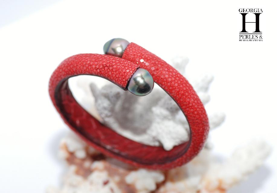 Bracelet Africa galuchat rouge et perles de tahiti