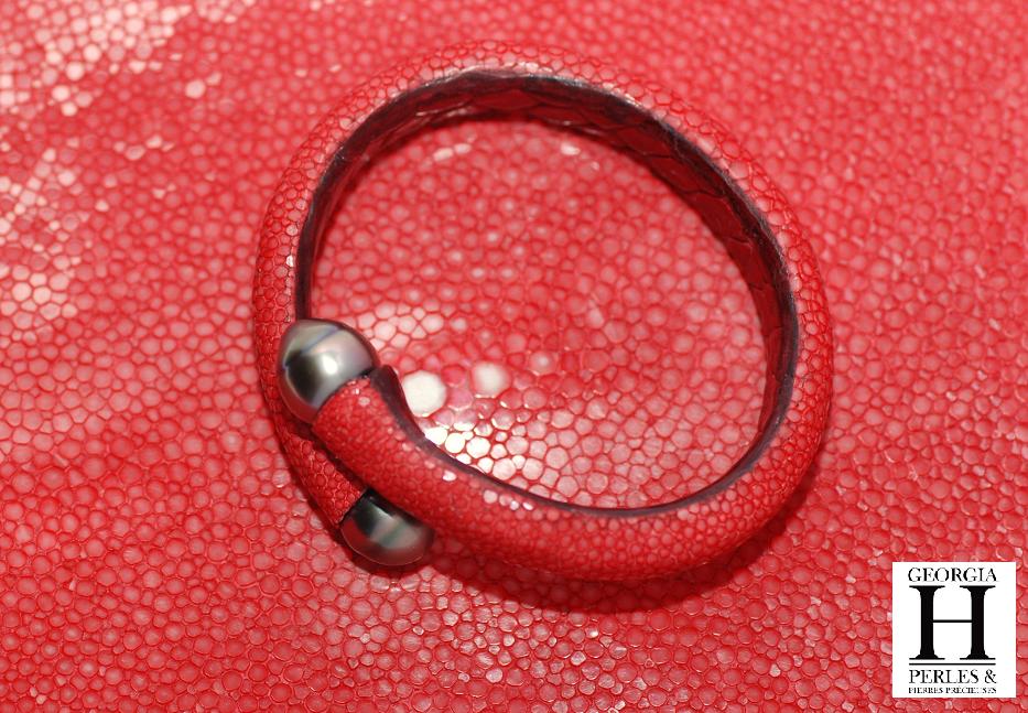 Bracelet Africa galuchat rouge et perles de tahiti (3)