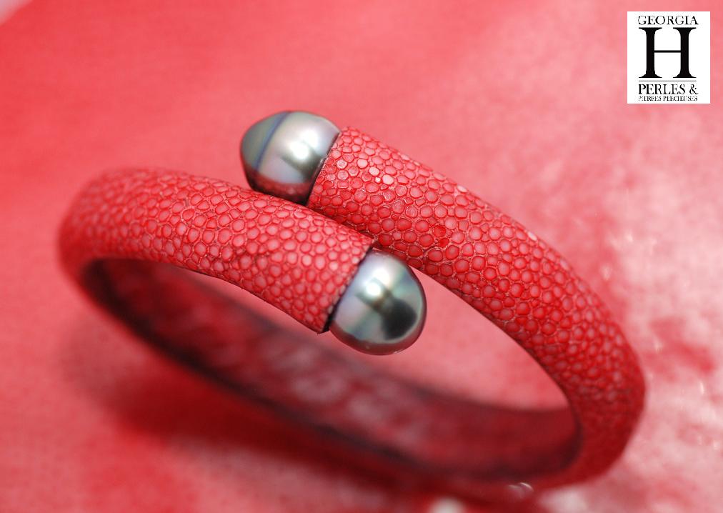 Bracelet Africa galuchat rouge et perles de tahiti (4)