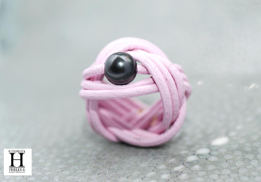Bague noeud cuir rose et perle de tahiti (10)