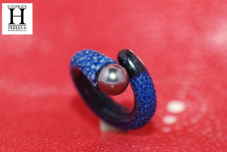 Bague cuir de raie galuchat bleu et perle de tahiti (3)