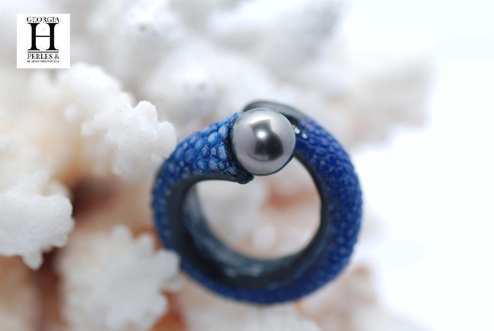 Bague cuir de raie galuchat bleu et perle de tahiti (6)