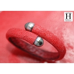 Bracelet Africa galuchat rouge et perles de tahiti (4)