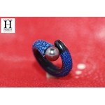 Bague cuir de raie galuchat bleu et perle de tahiti (3)