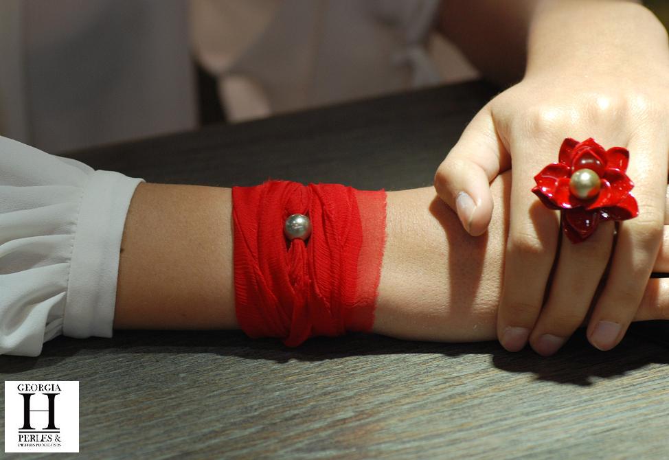 Bracelet manchette soie rouge et perle de tahiti (2)