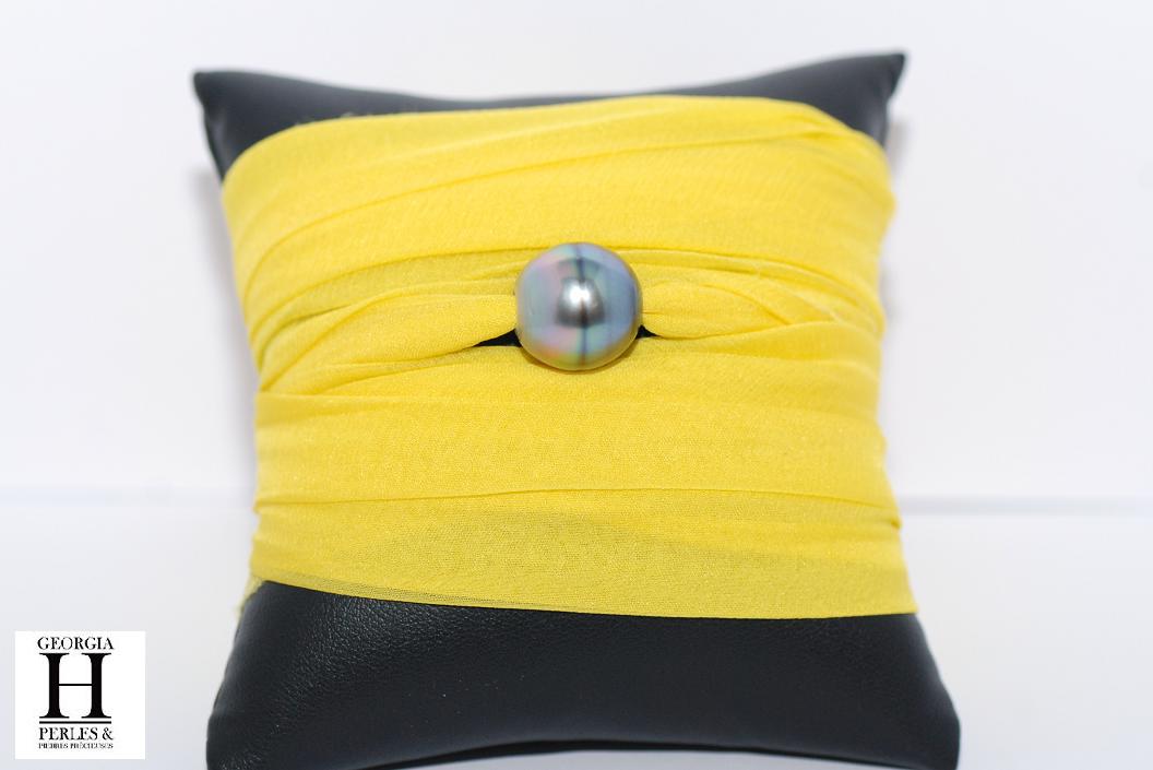 Bracelet manchette soie jaune et perle de tahiti (2)