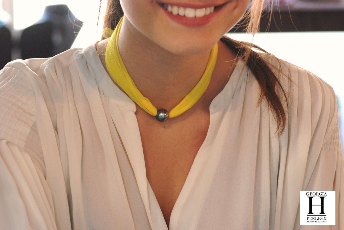 Bracelet manchette soie jaune et perle de tahiti (5)