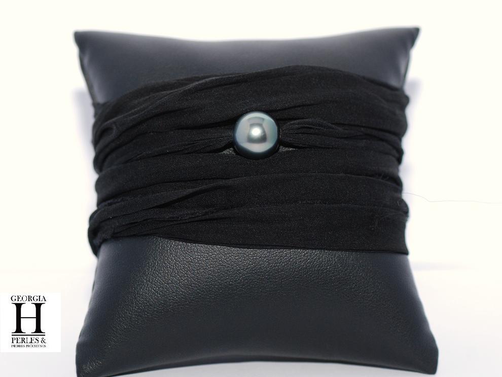 Bracelet manchette soie noir et perle de tahiti (2)