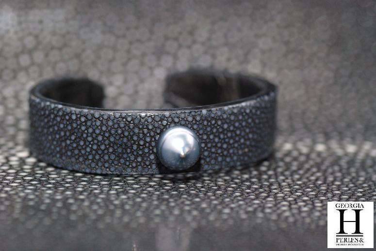 Bracelet Africa galuchat noir et perle de tahiti (7)