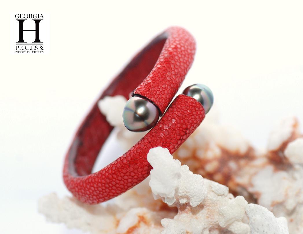 Bracelet Africa galuchat rouge et perles de tahiti (6)