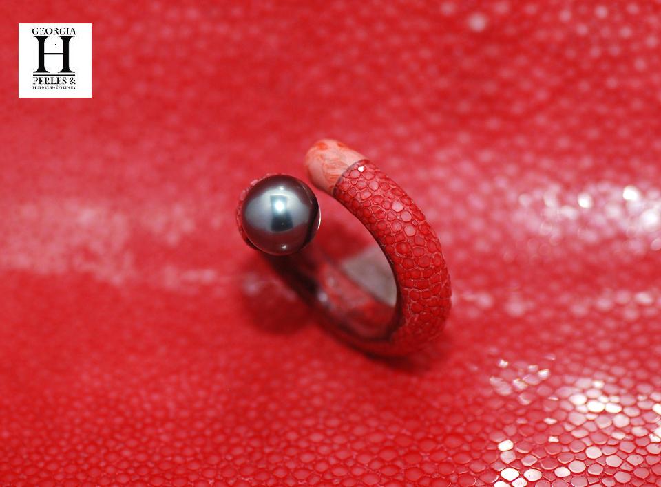 Bague cuir de raie galuchat rouge et perle de tahiti
