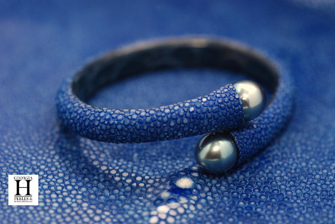 Bracelet Africa galuchat bleu et perles de tahiti (6)