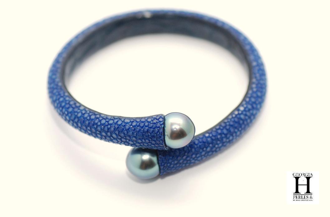 Bracelet Africa galuchat bleu et perles de tahiti (5)