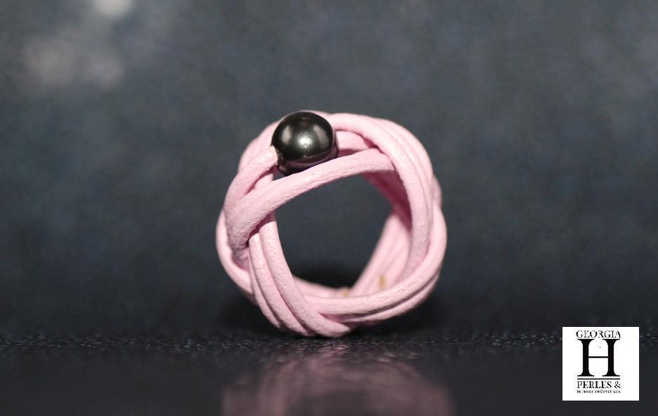 Bague noeud cuir rose et perle de tahiti (8)