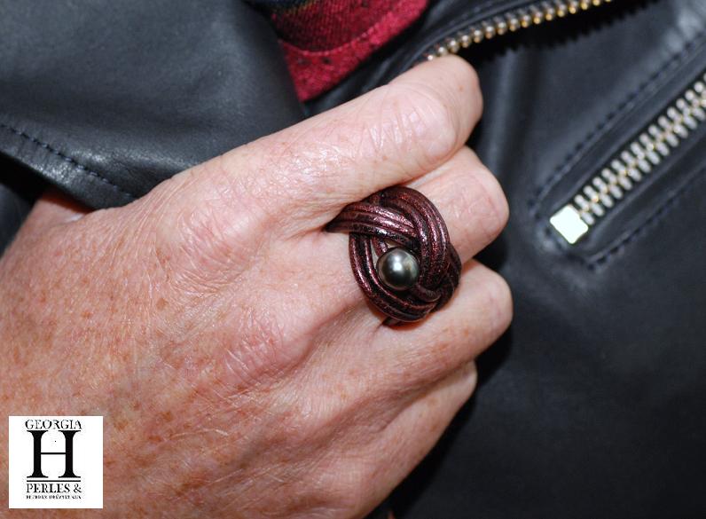 Bague noeud cuir aubergine et perle de tahiti (2)