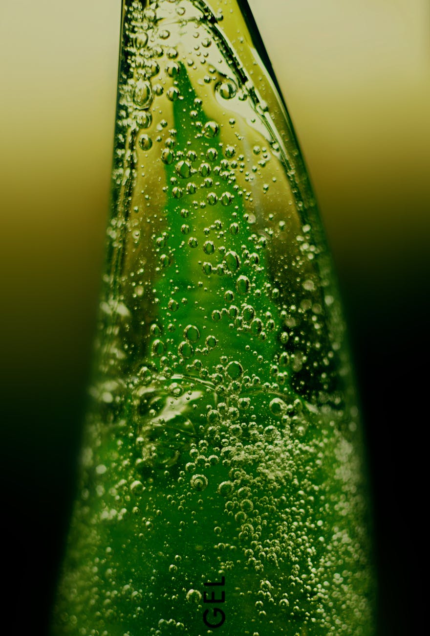 photographie macro du gel d aloe vera sur un recipient en plastique