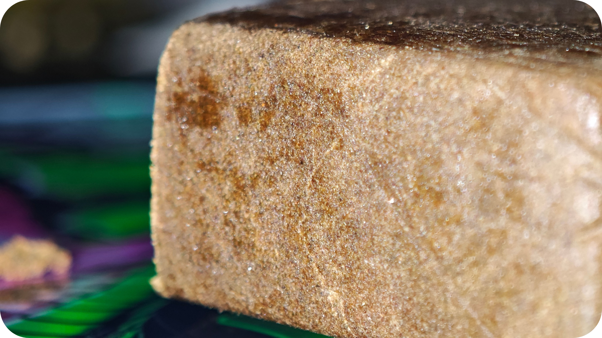 Hash Venom THCA – Résine premium californienne, vue d’ensemble, texture parfaite et naturelle, concentré riche en THCA (35 à 39 %).
