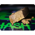 Mise en scène du Hash Venom THCA – Résine californienne légale avec accessoires, concentré puissant et 100 % naturel, riche en THCA.