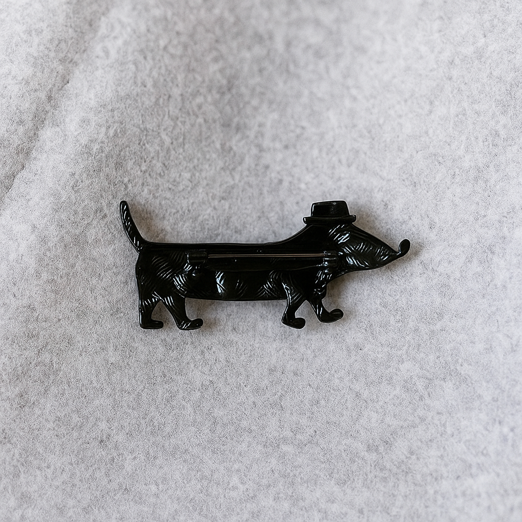broche teckel chapeau verso sur tissu
