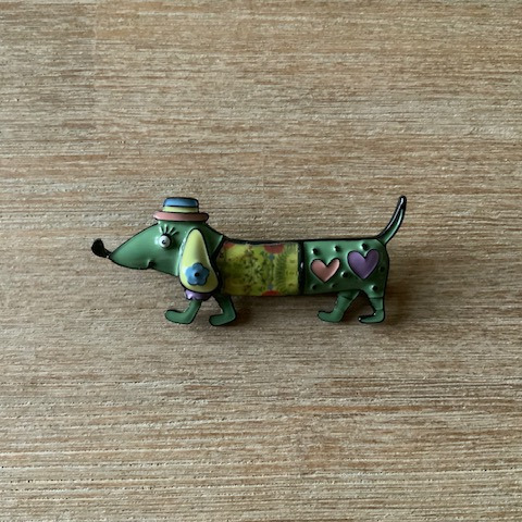 broche teckel chapeau vert