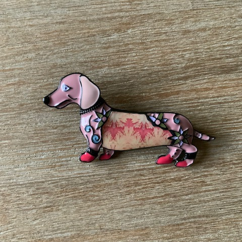 broche teckel fleurs rose