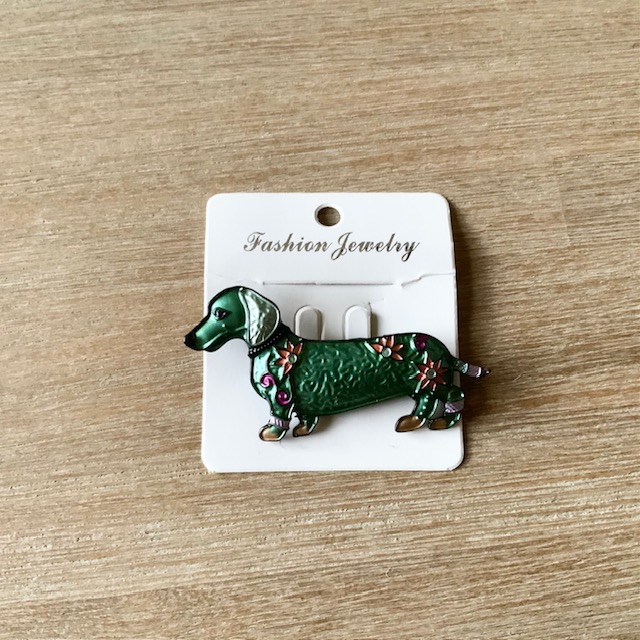 broche teckel vert