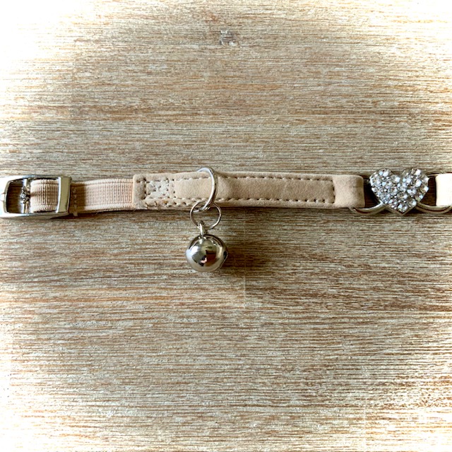 Collier chat beige coeur strass 2.png
