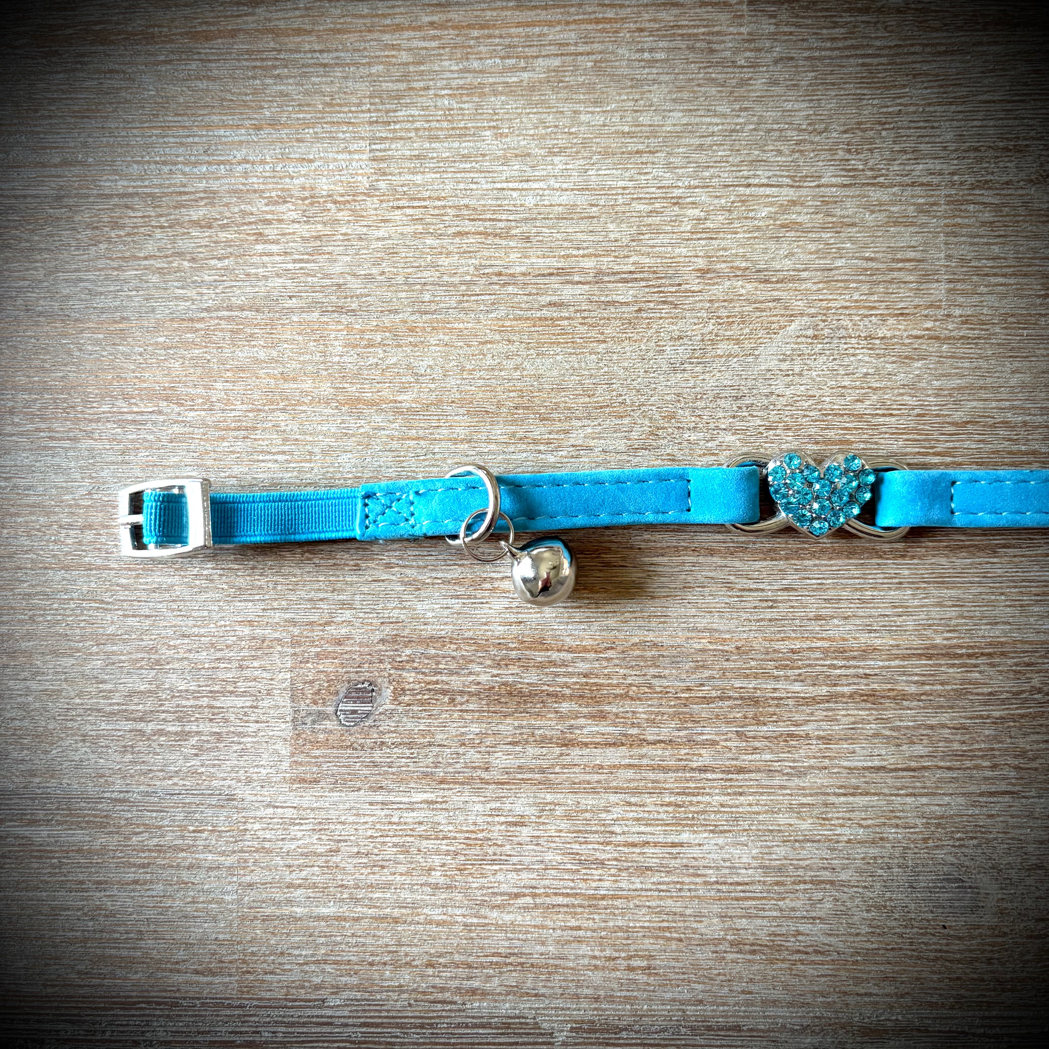 Collier chat turquoise coeur strass 2.png