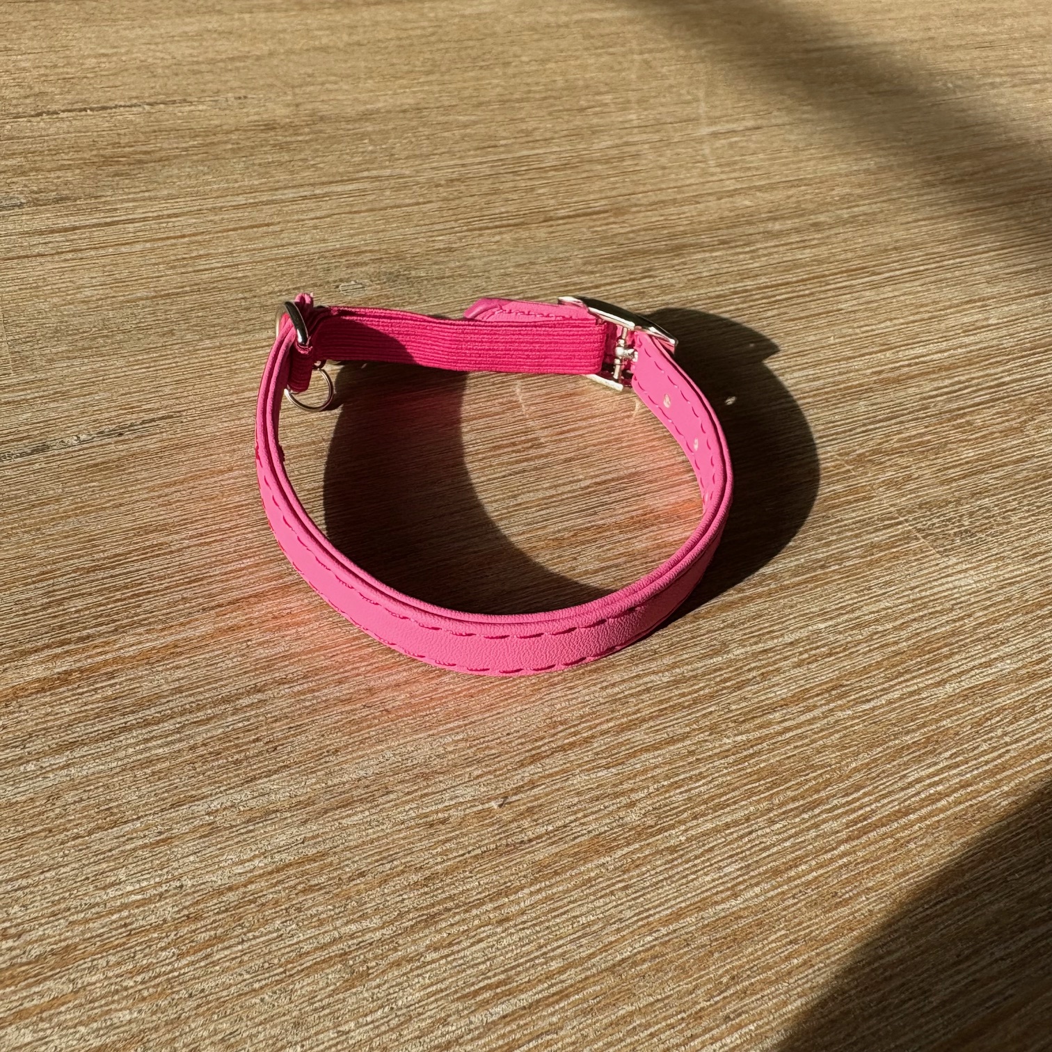collier chat rose
