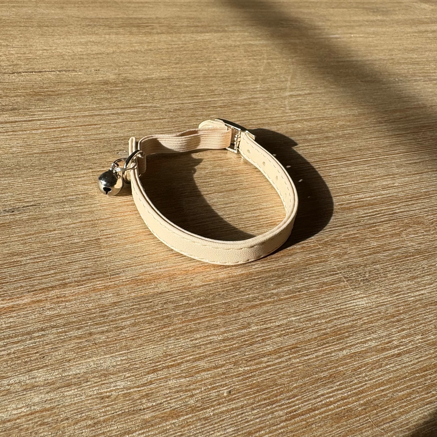 collier chat beige