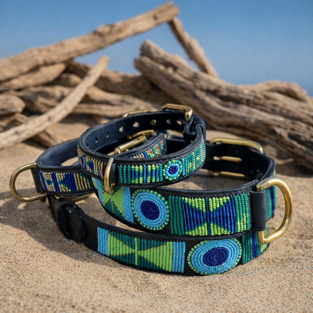 Colliers en perles sur le sable
