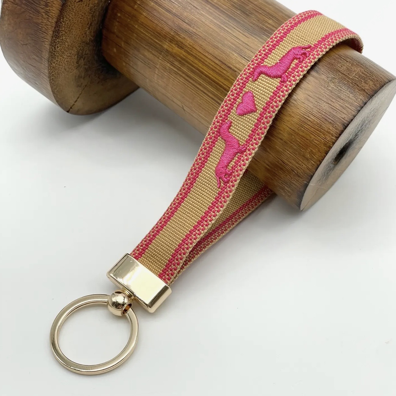 Porte clés teckel brodé camel et rose