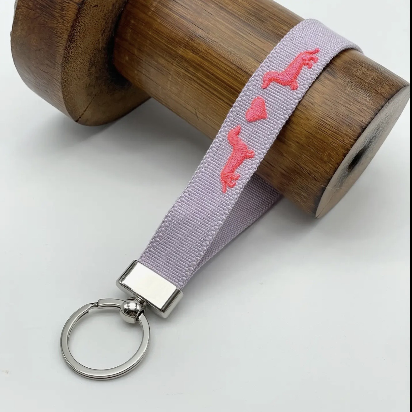 Porte clés teckel brodé lilas et rose
