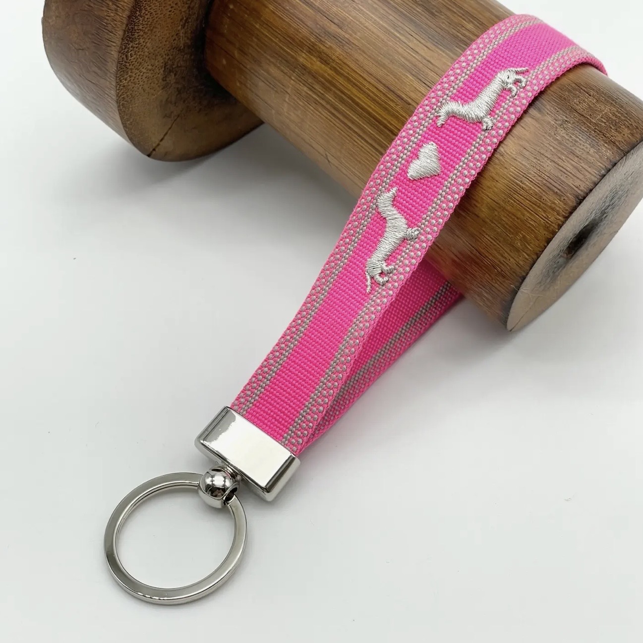 Porte clés teckel brodé rose et argent