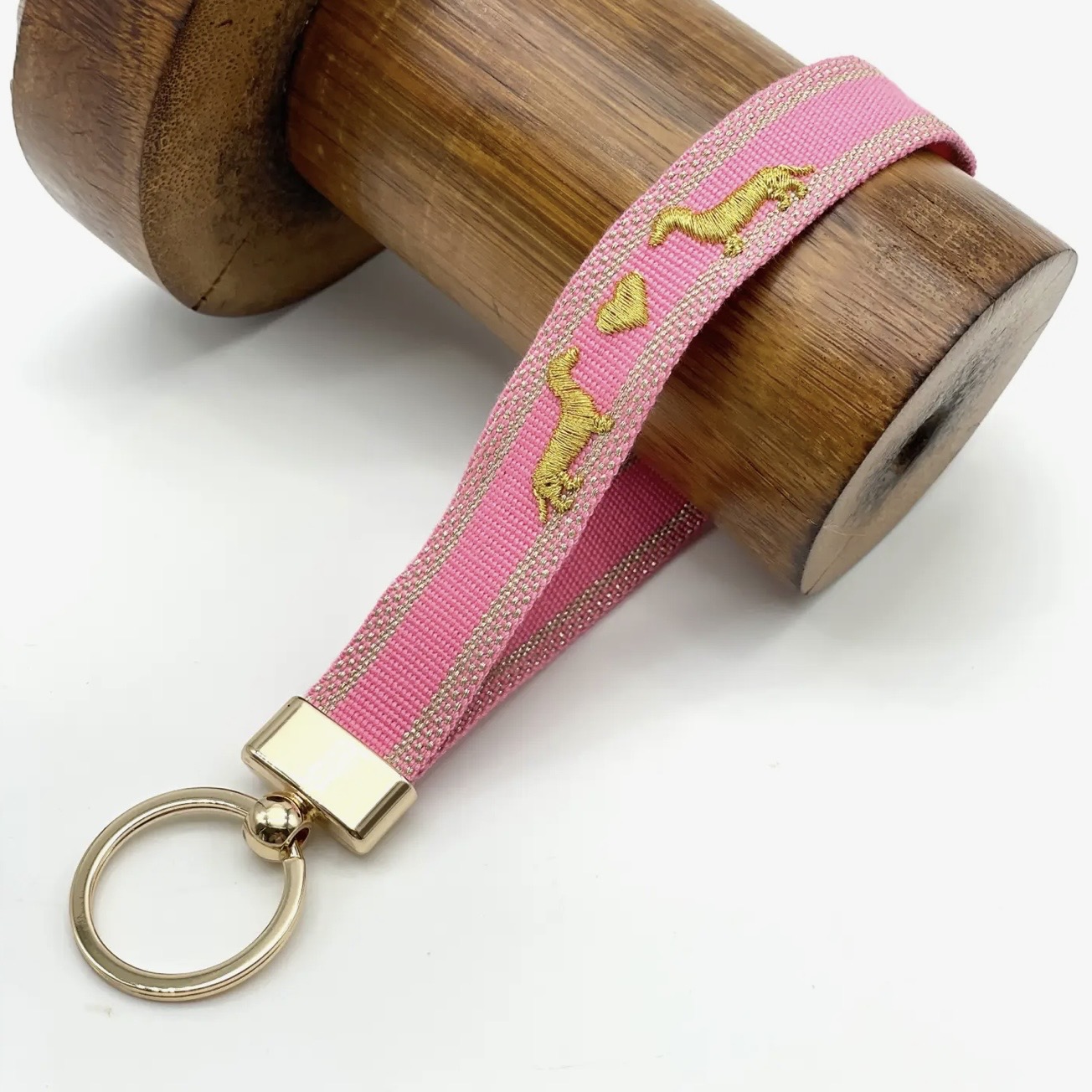Porte clés teckel brodé rose et doré