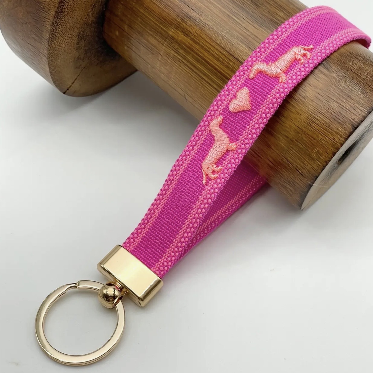 Porte clés teckel brodé rose et pêche