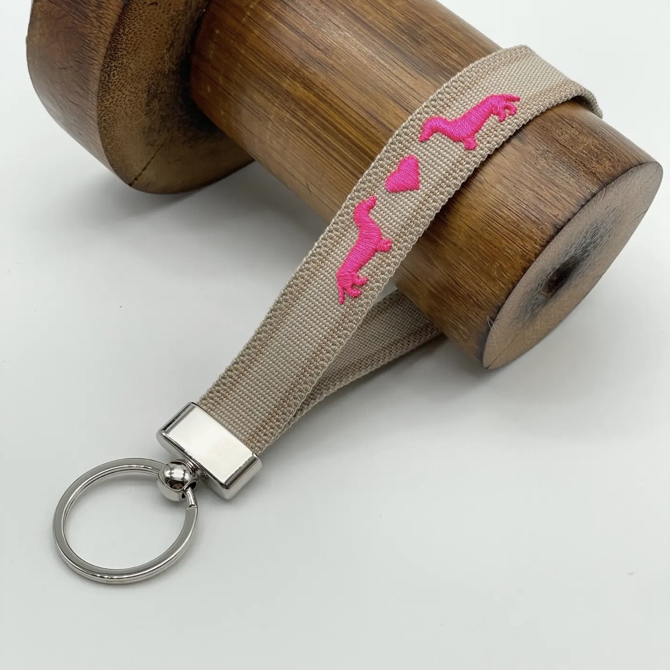 Porte clés teckel brodé taupe et rose