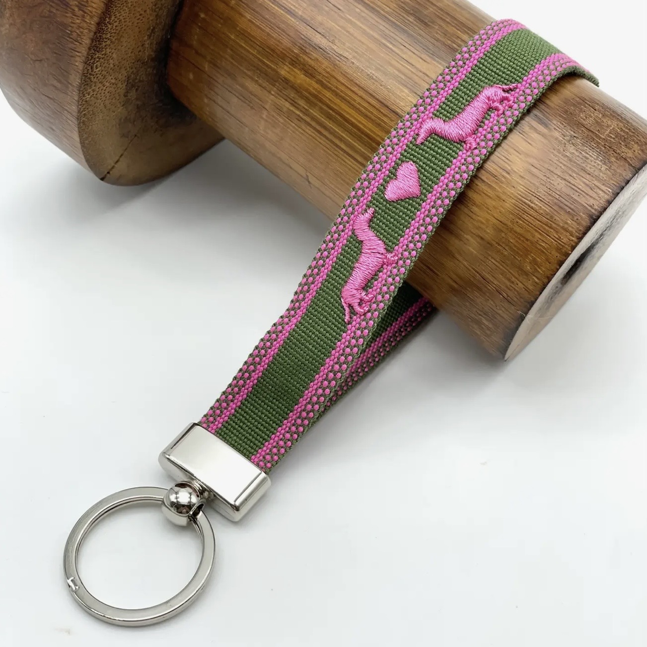 Porte clés teckel brodé vert et rose