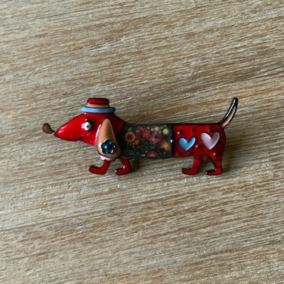 teckel chapeau rouge