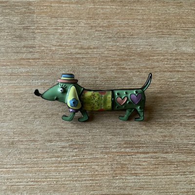 broche teckel chapeau vert