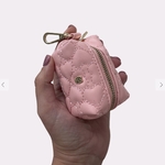 sac crottes rose dans la main