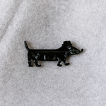 broche teckel chapeau verso sur tissu