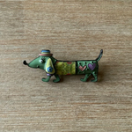 broche teckel chapeau vert
