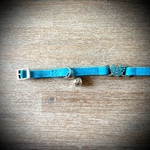 Collier chat turquoise coeur strass 2.png